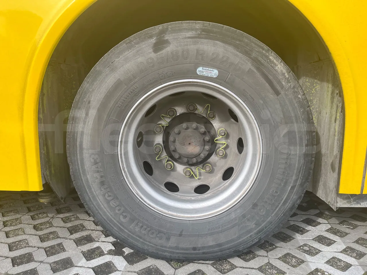 Volvo 9700-B8R B6SC 9700S - Euro 6 - 240 kW - 14.980 mt - tread condition front tires right