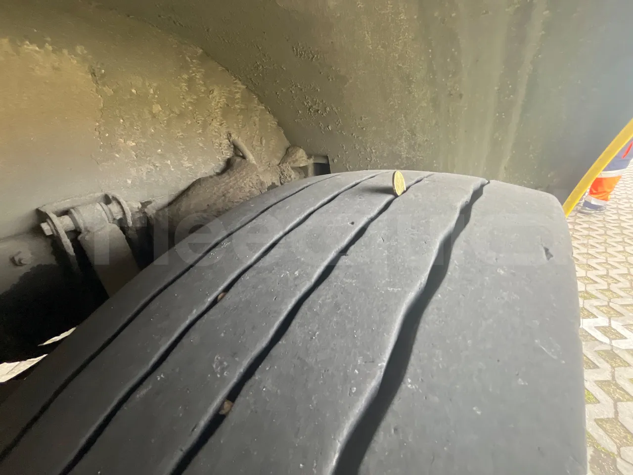 Volvo 9700-B8R B6SC 9700S - Euro 6 - 240 kW - 14.980 mt - tread condition second axle tires right