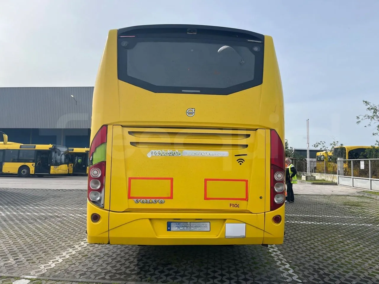 Volvo 9700-B8R B6SC 9700S - Euro 6 - 240 kW - 14.980 mt - rear hatch closed