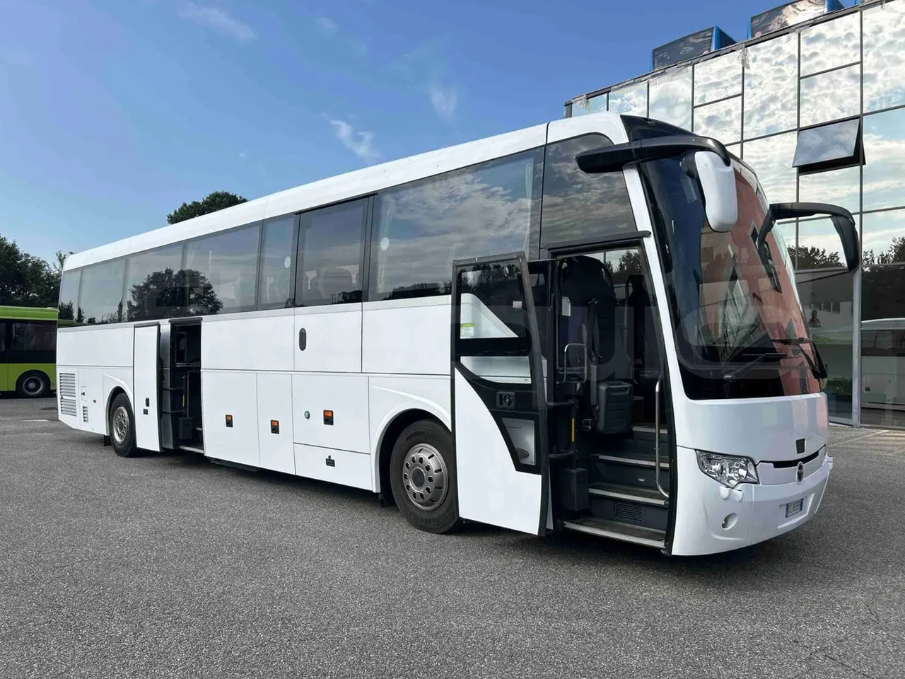 Temsa Safari - 3/4 right front doors open