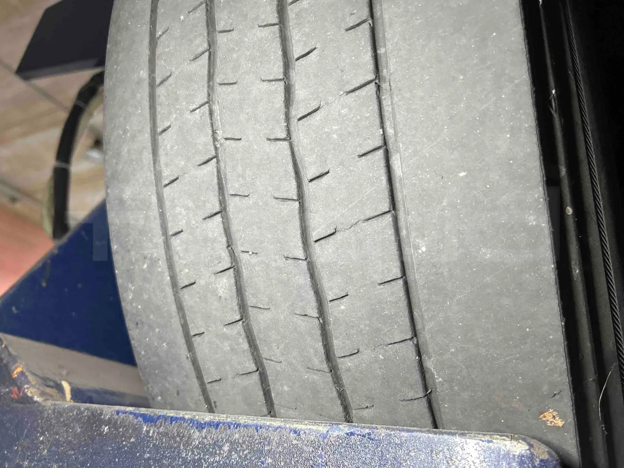 Temsa Safari - tread condition front tires left