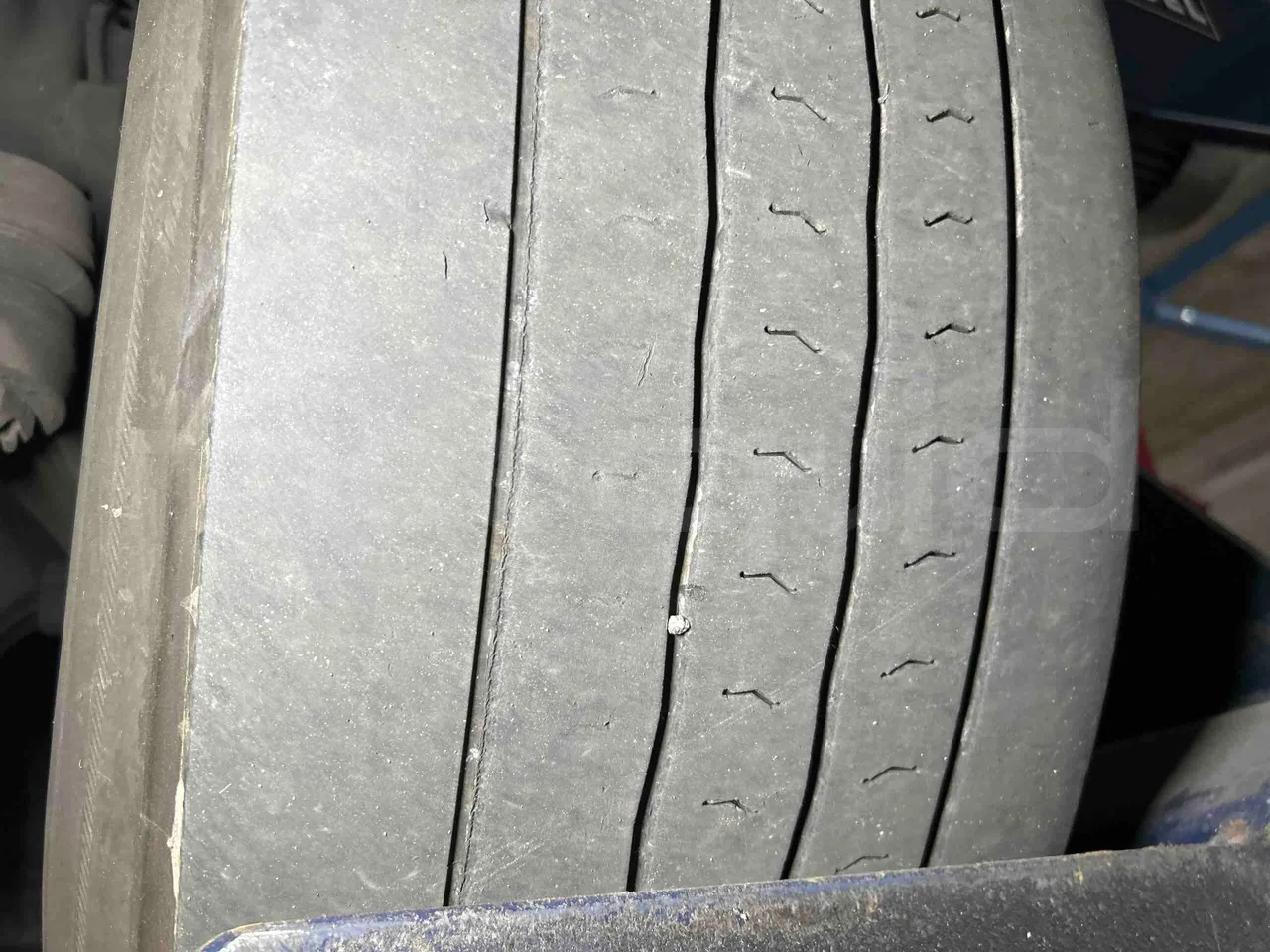 Temsa Safari - tread condition front tires right