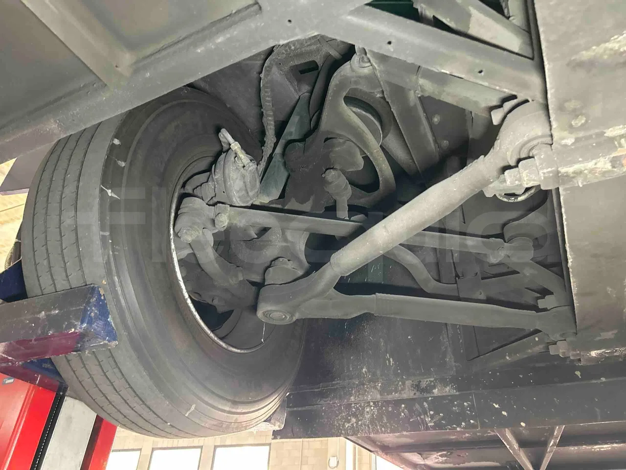 Temsa Safari - front axle right side
