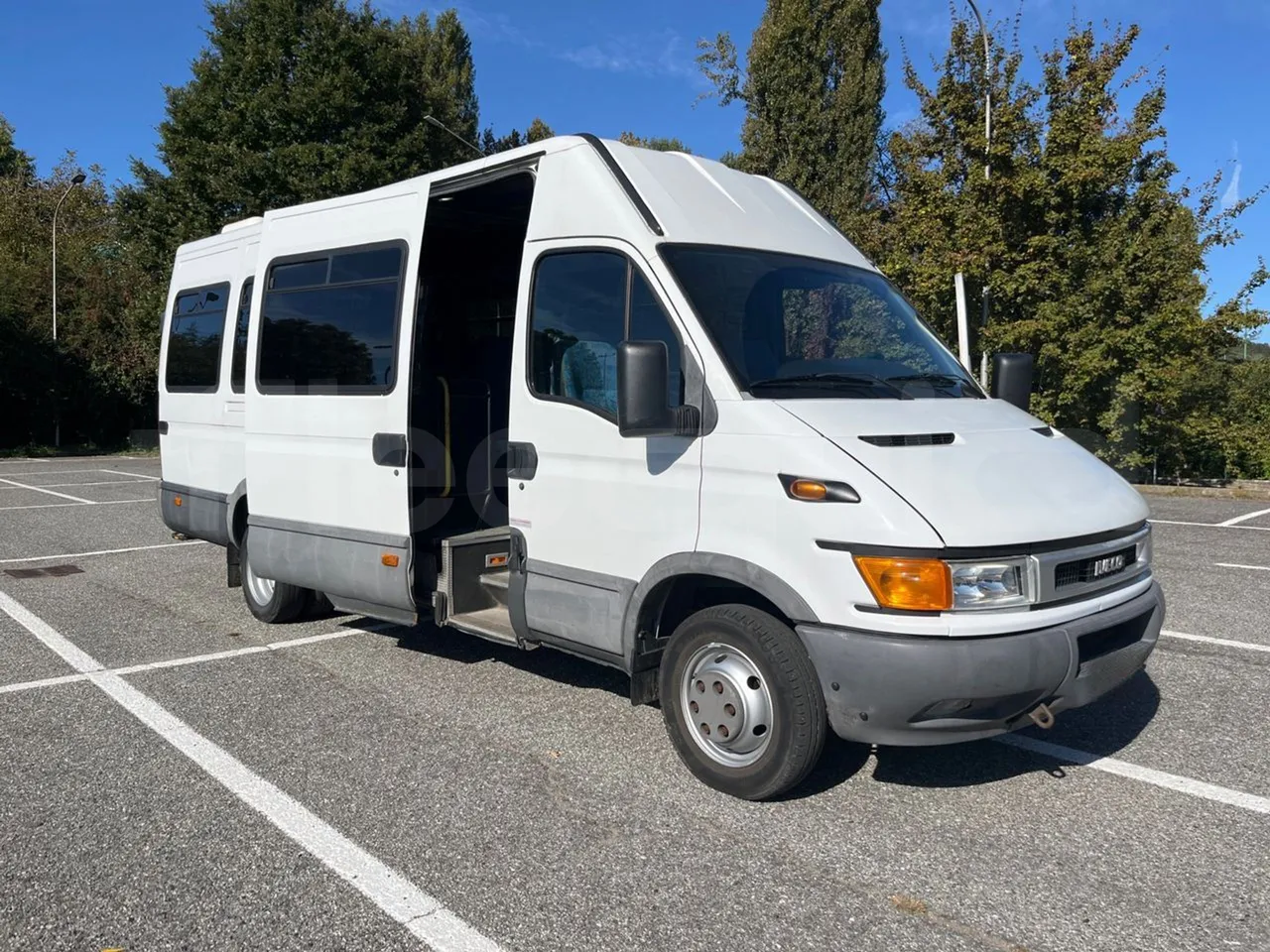 Iveco Daily A50C - EUR3 - 107kW - 6.948m - 3/4 right front doors open
