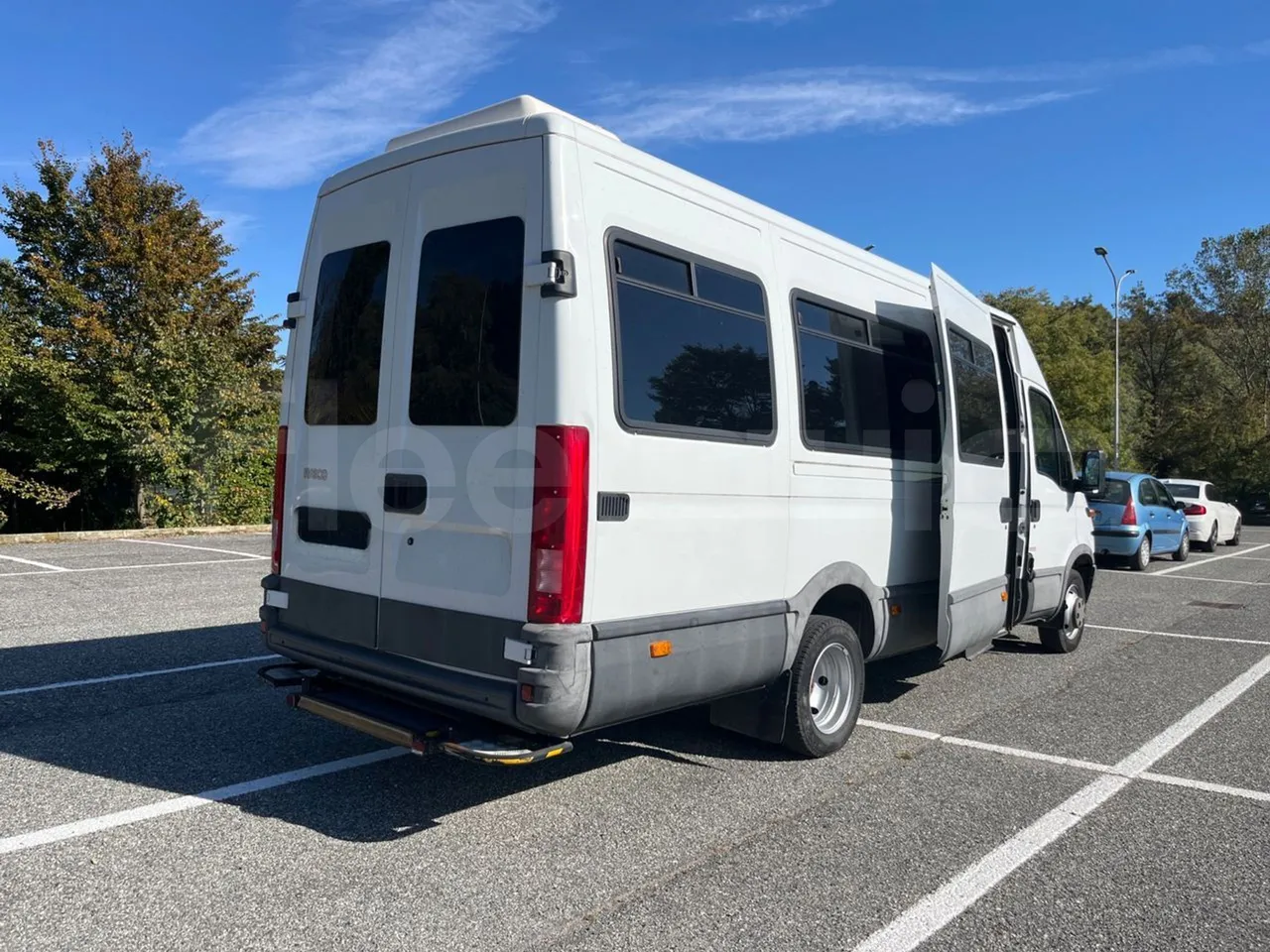 Iveco Daily A50C - EUR3 - 107kW - 6.948m - 3/4 right rear doors open