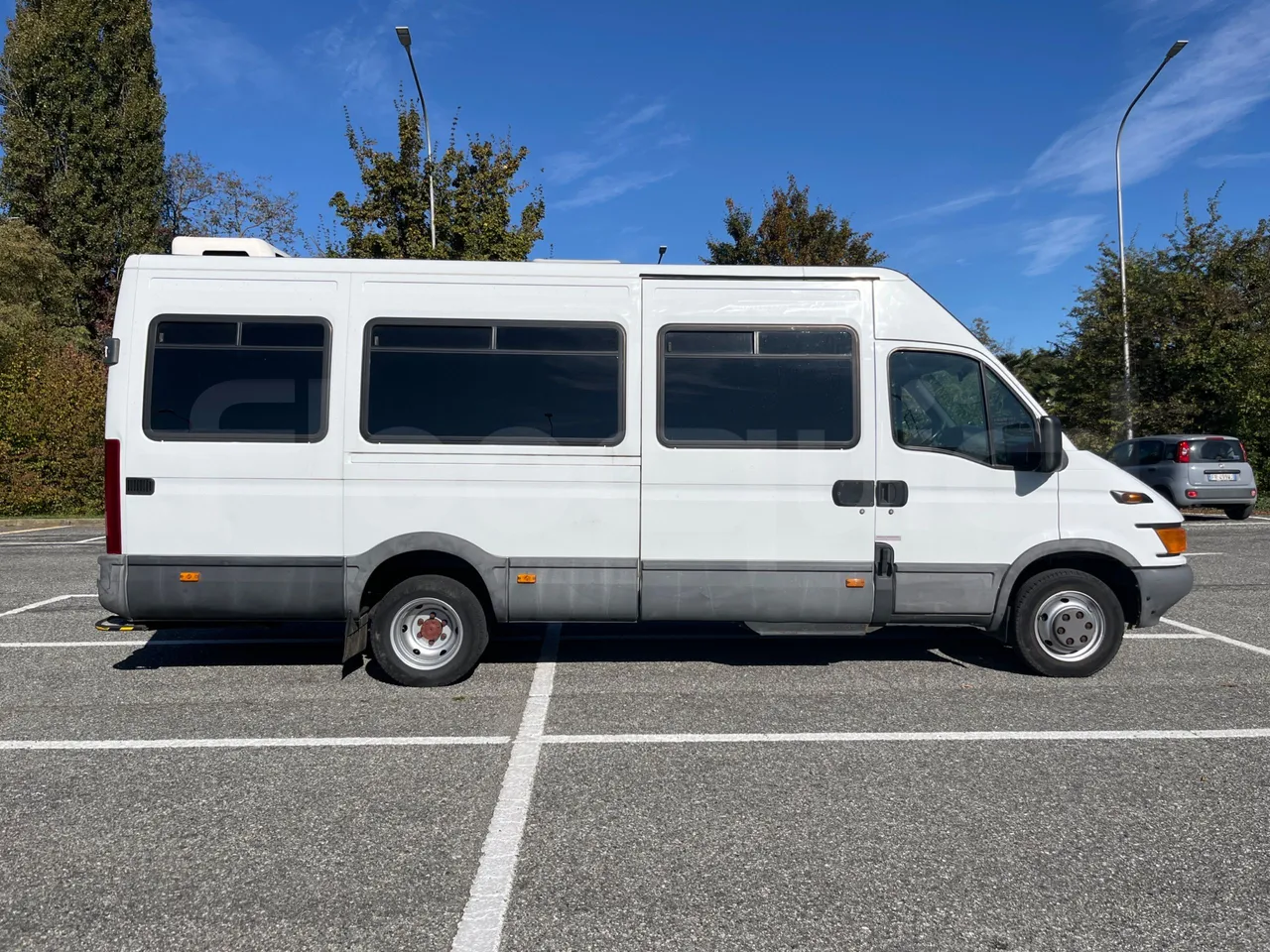 Iveco Daily A50C - EUR3 - 107kW - 6.948m - right side doors closed