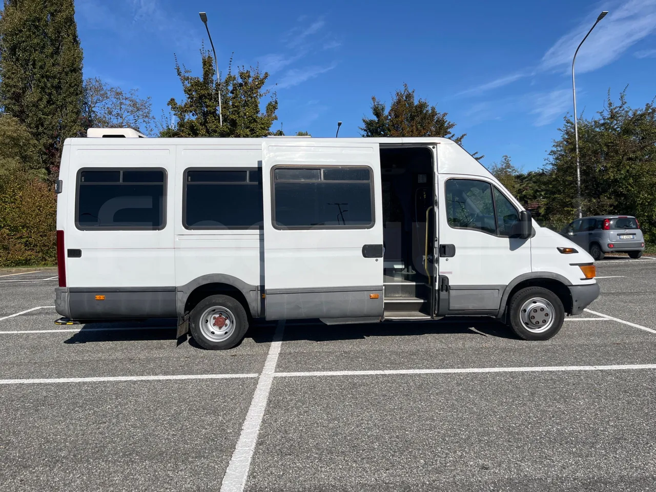 Iveco Daily A50C - EUR3 - 107kW - 6.948m - right side doors open