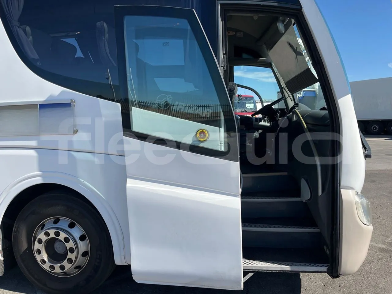 Volvo B12B DH12D420 - EUR3 - 309kW -12.2m - front door 1 open