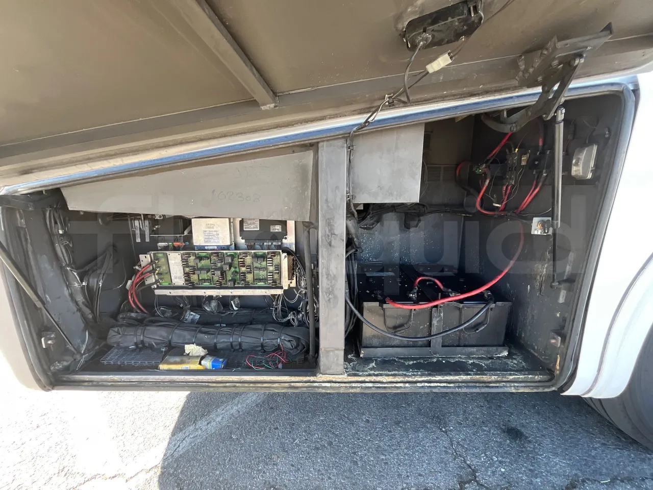 Volvo B12B DH12D420 - EUR3 - 309kW -12.2m - external compartments photo