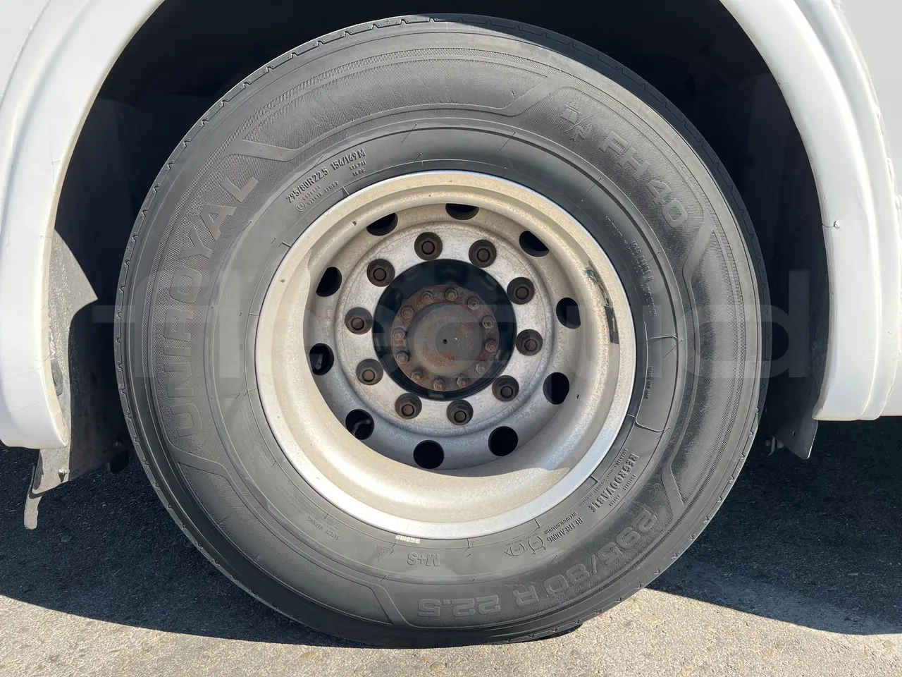 Volvo B12B DH12D420 - EUR3 - 309kW -12.2m - tread condition front tires left