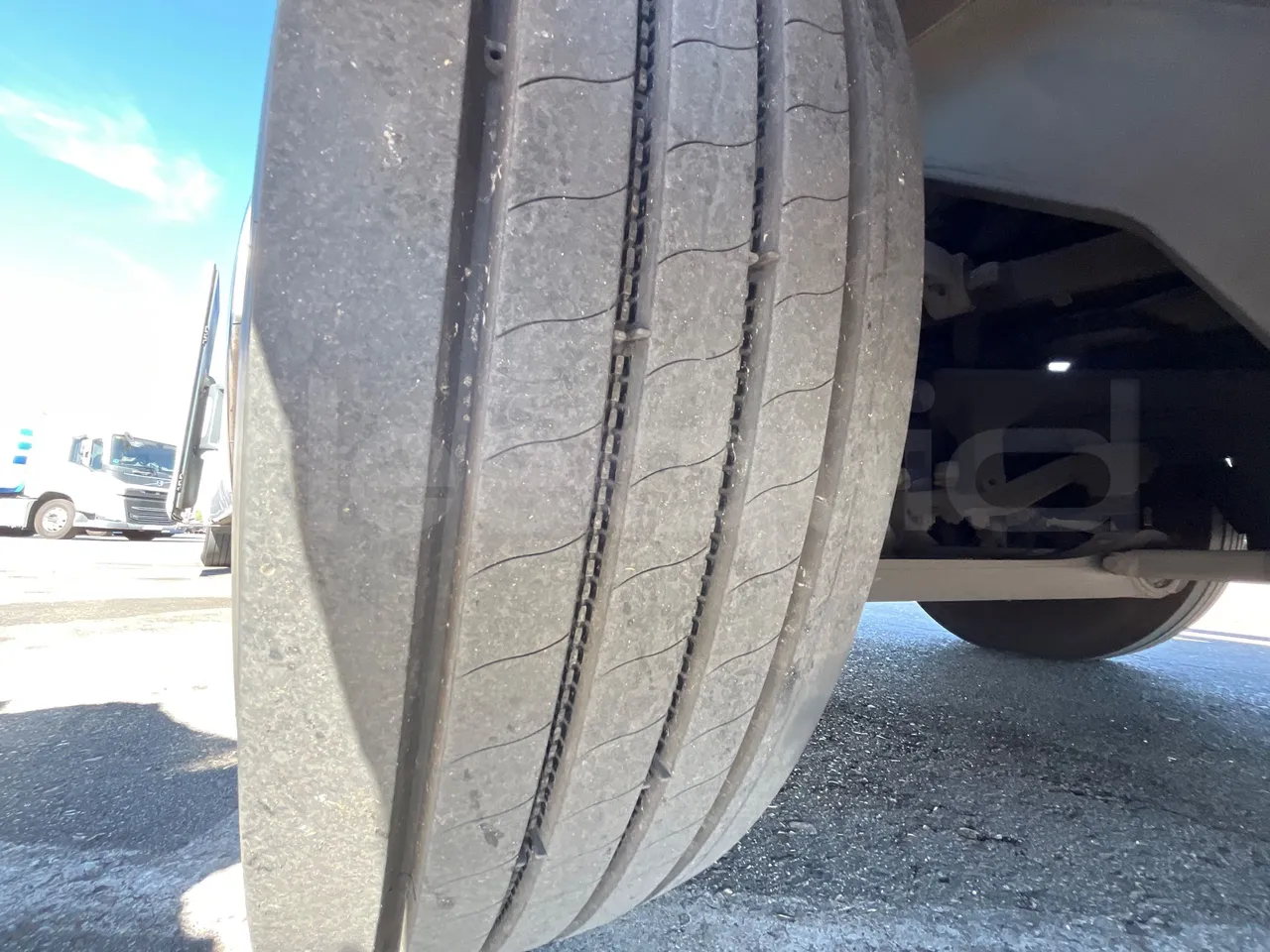 Volvo B12B DH12D420 - EUR3 - 309kW -12.2m - tread condition front tires right
