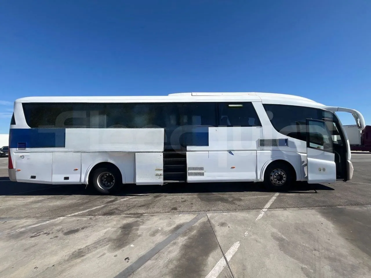 Volvo B12B DH12D420 - EUR3 - 309kW -12.2m - right side doors open