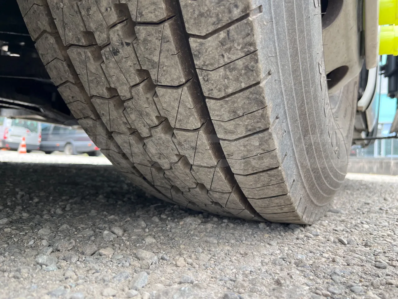 Setra S 417 S417 HDH/ Euro 4 - 350 Kw - 13,85 Mt - tread condition front tires right