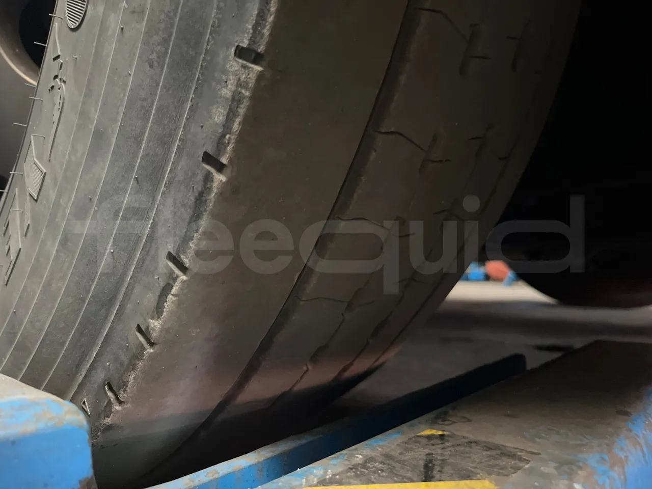 Setra S 417 S417 HDH/ Euro 4 - 350 Kw - 13,85 Mt - tread condition third axle tires left