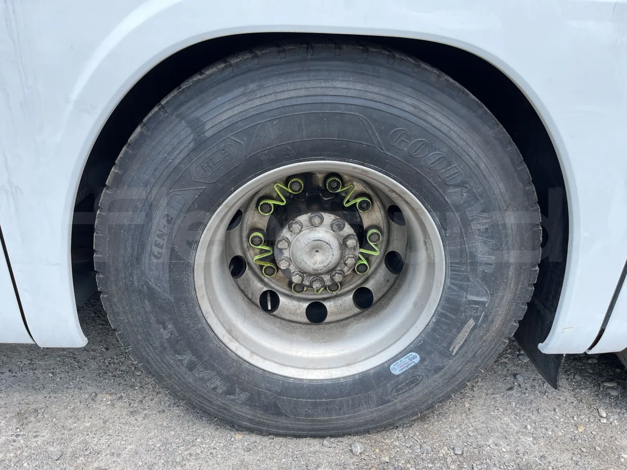 Setra S 417 S417 HDH/ Euro 4 - 350 Kw - 13,85 Mt - rear left tire photo