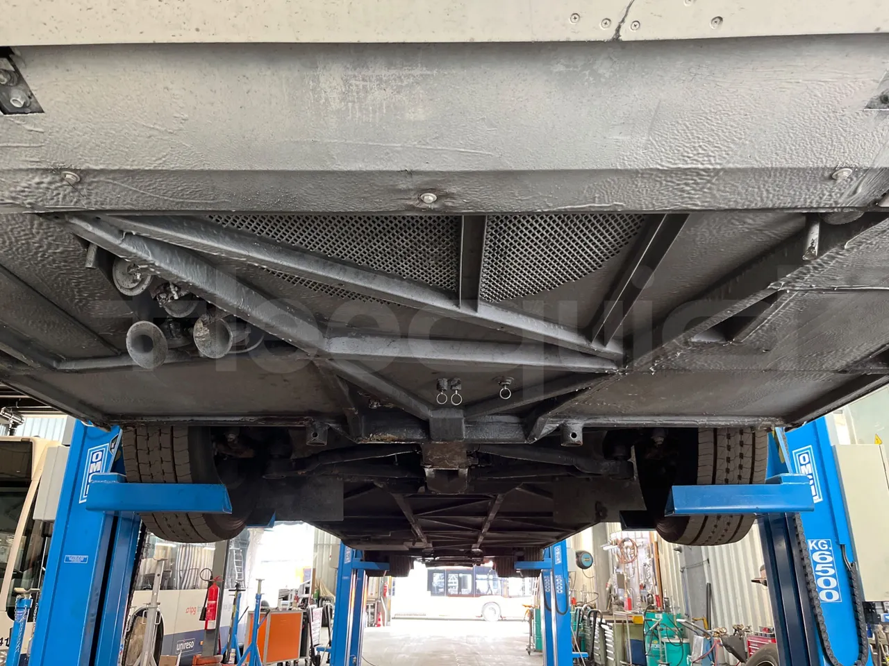 Setra S 417 S417 HDH/ Euro 4 - 350 Kw - 13,85 Mt - front undercarriage from front