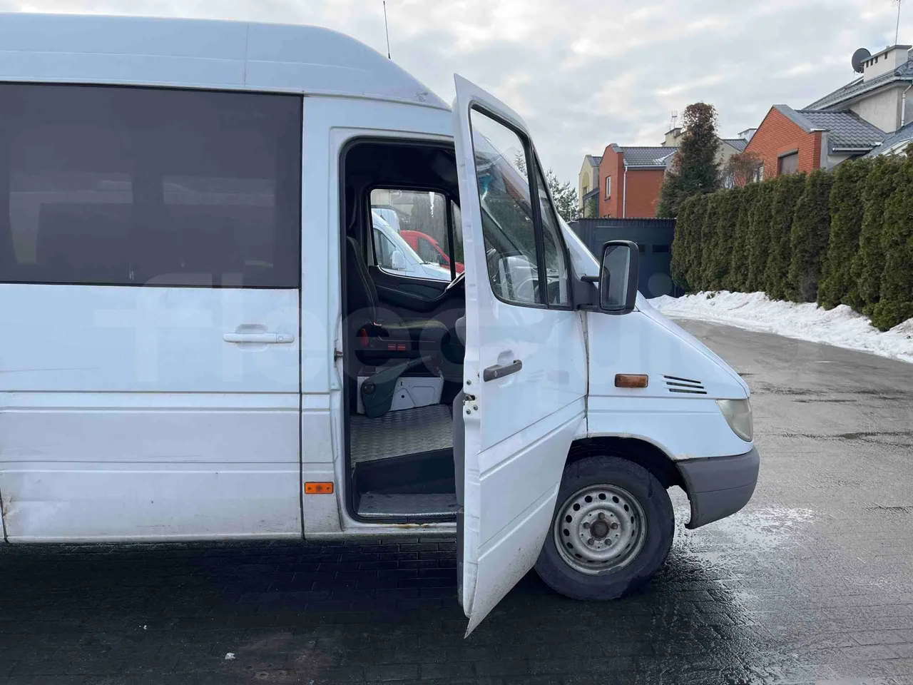 Mercedes-Benz Sprinter 413 CDI - Euro3 - 95kW - 6.600mt - front door 1 open