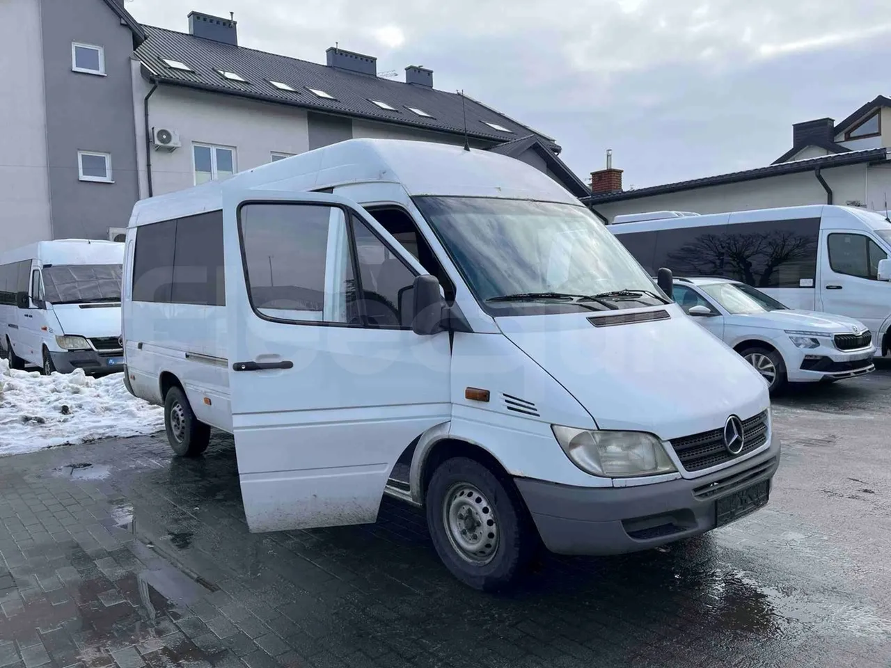 Mercedes-Benz Sprinter 413 CDI - Euro3 - 95kW - 6.600mt - 3/4 right front doors open