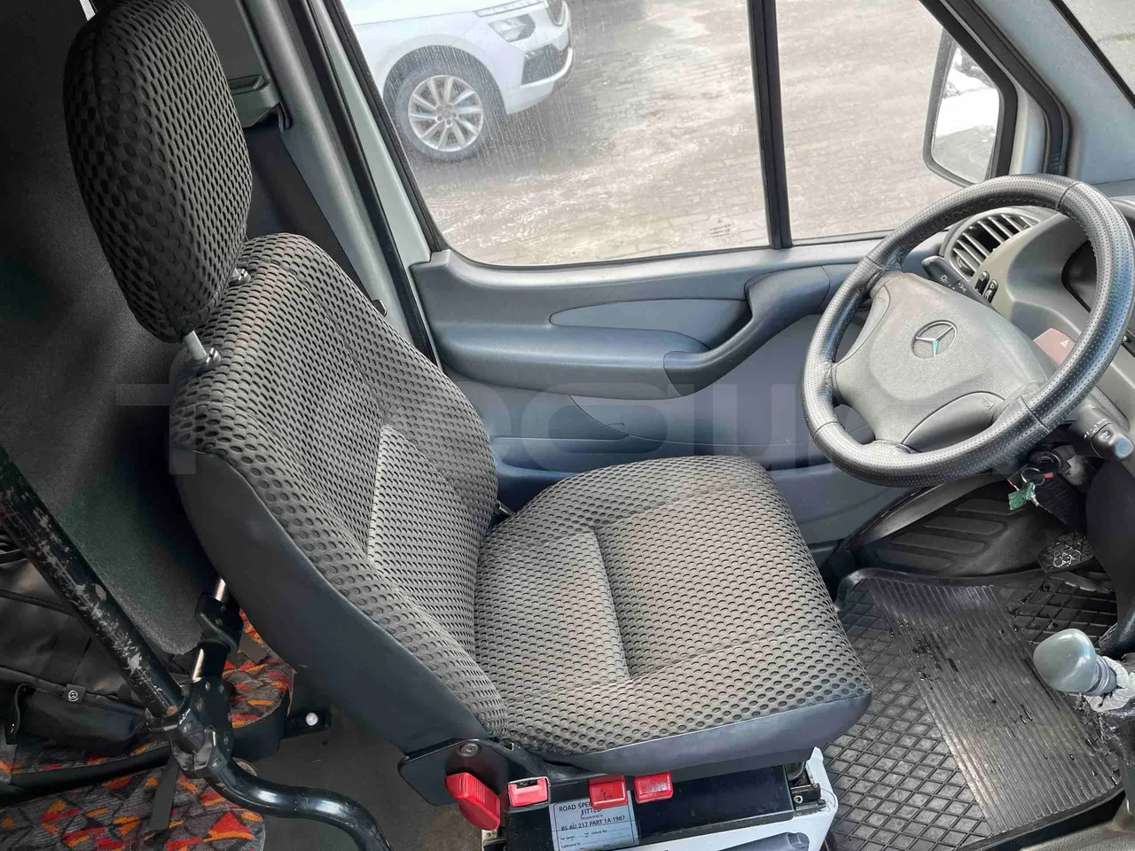 Mercedes-Benz Sprinter 413 CDI - Euro3 - 95kW - 6.600mt - driver's seat photo