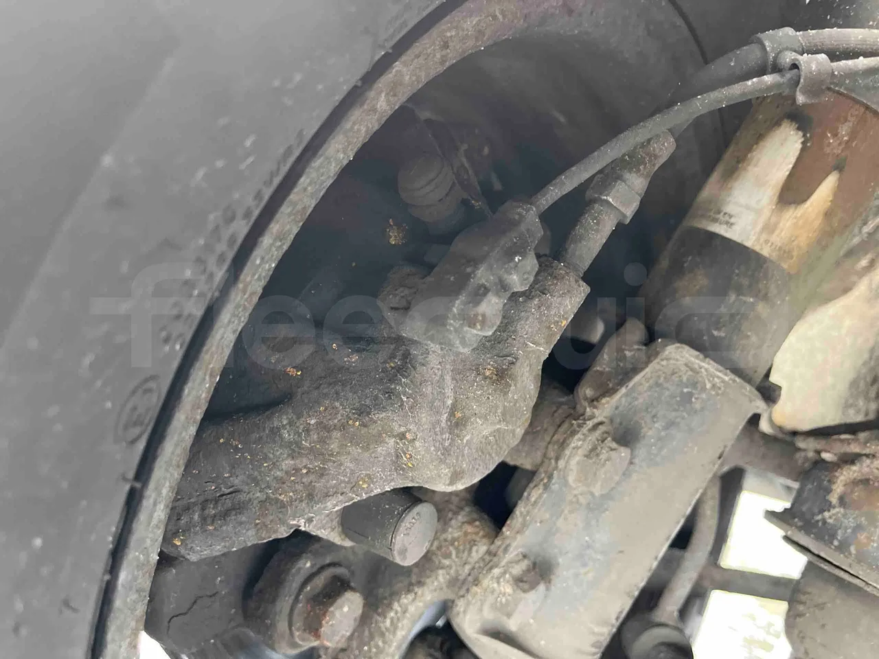 Mercedes-Benz Sprinter 413 CDI - Euro3 - 95kW - 6.600mt - front brake calipers left