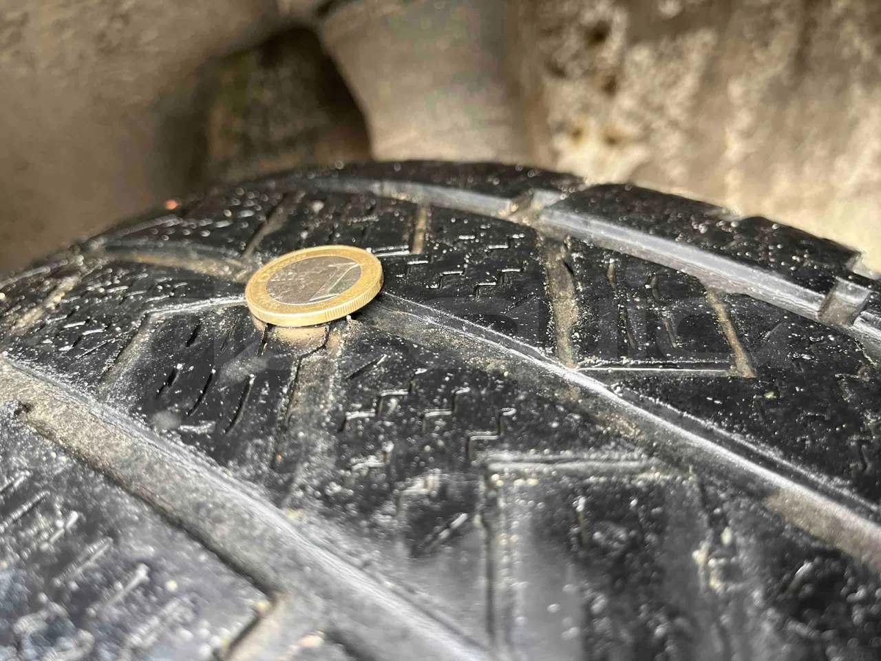 Mercedes-Benz Sprinter 413 CDI - Euro3 - 95kW - 6.600mt - tread condition front tires left