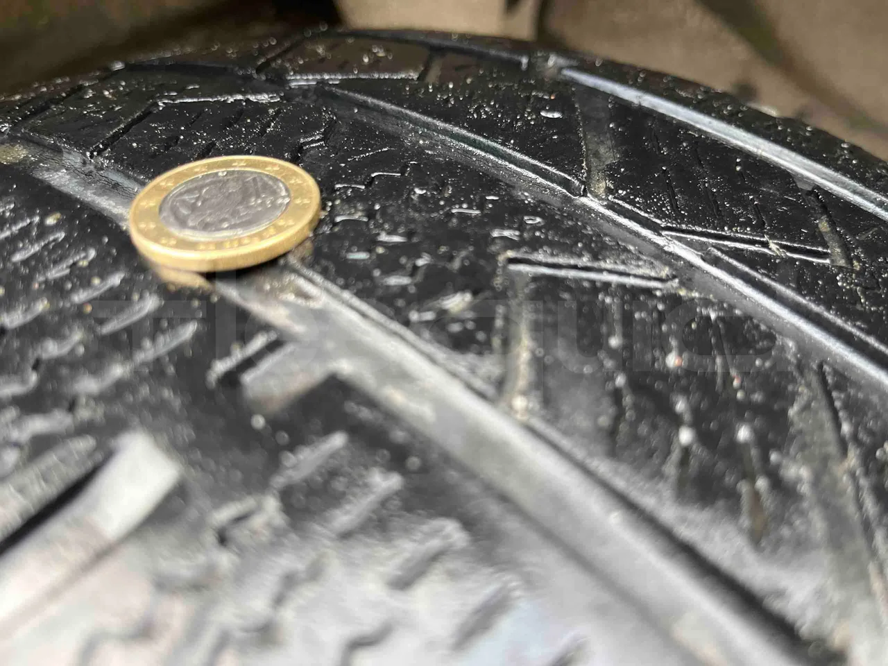 Mercedes-Benz Sprinter 413 CDI - Euro3 - 95kW - 6.600mt - tread condition front tires right