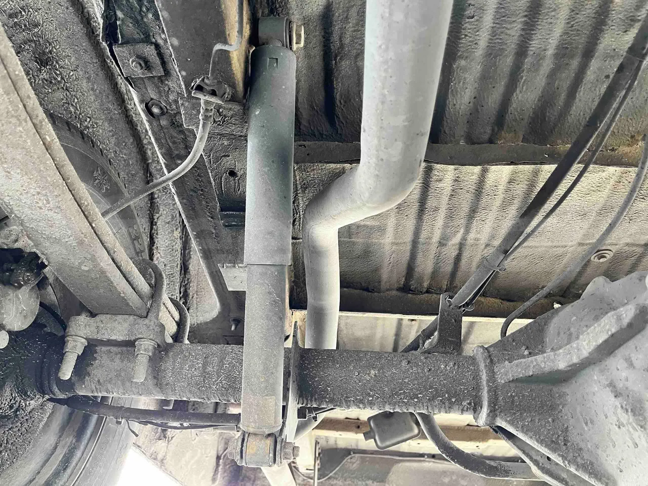 Mercedes-Benz Sprinter 413 CDI - Euro3 - 95kW - 6.600mt - axle 2 shock absorbers 1 right