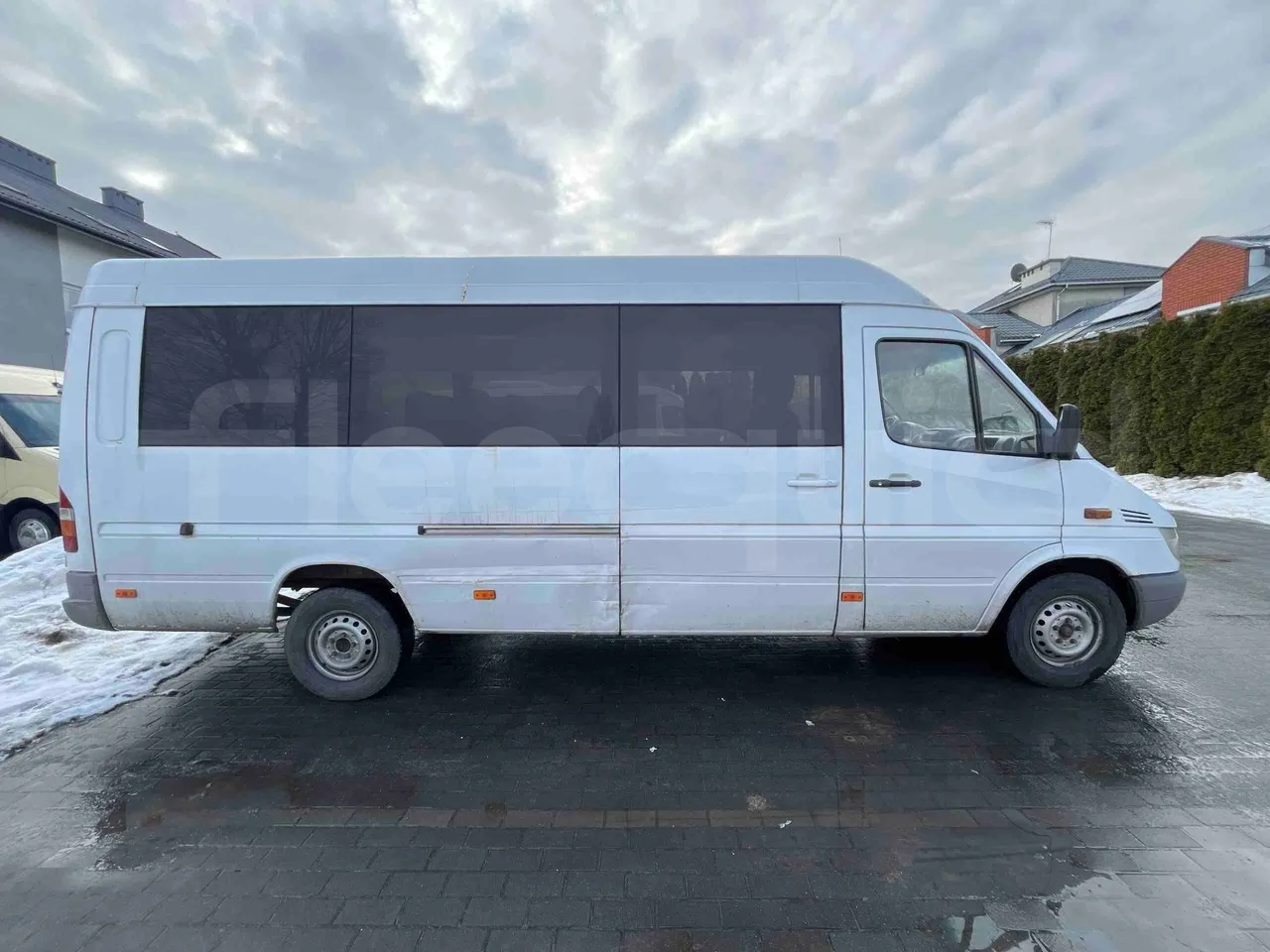 Mercedes-Benz Sprinter 413 CDI - Euro3 - 95kW - 6.600mt - right side doors closed