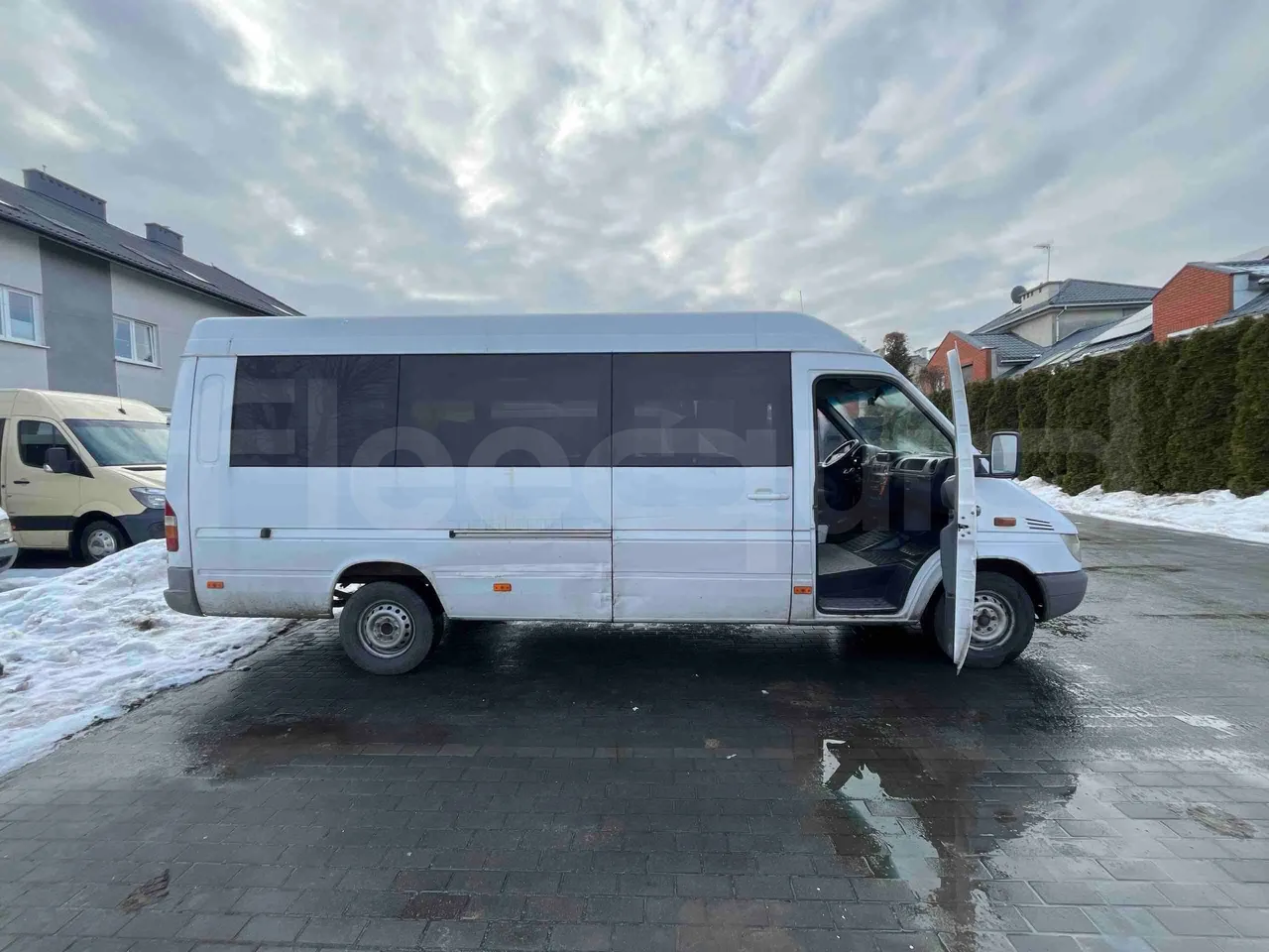 Mercedes-Benz Sprinter 413 CDI - Euro3 - 95kW - 6.600mt - right side doors open