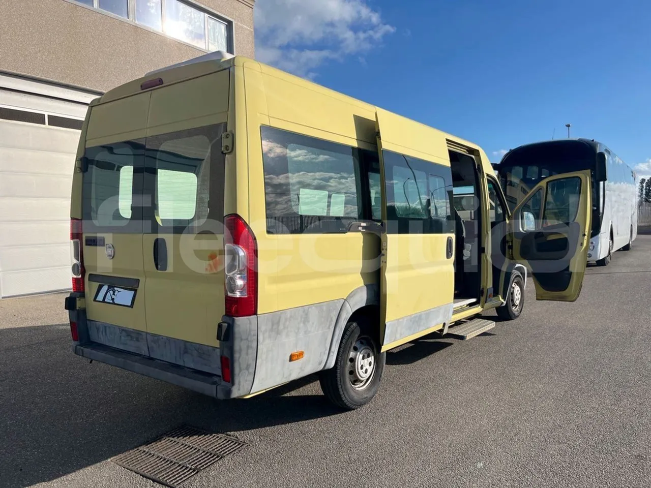 Fiat Ducato 250ECMEC - EUR4 - 88kW - 6.363m - 3/4 right rear doors open