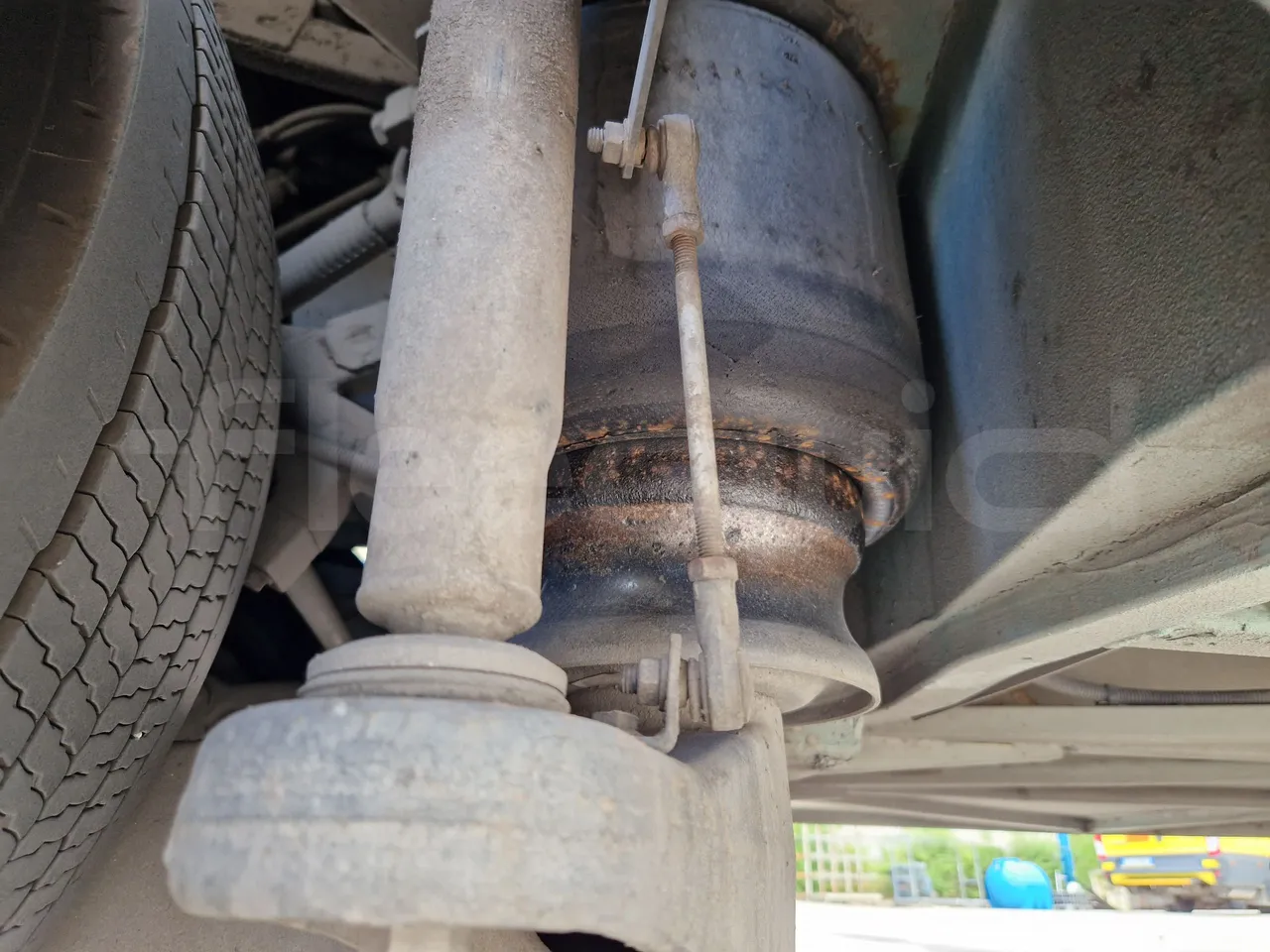 Iveco Evadys SFR130 -EUR5-279kW -11.995m - axel 2 air springs 1 right