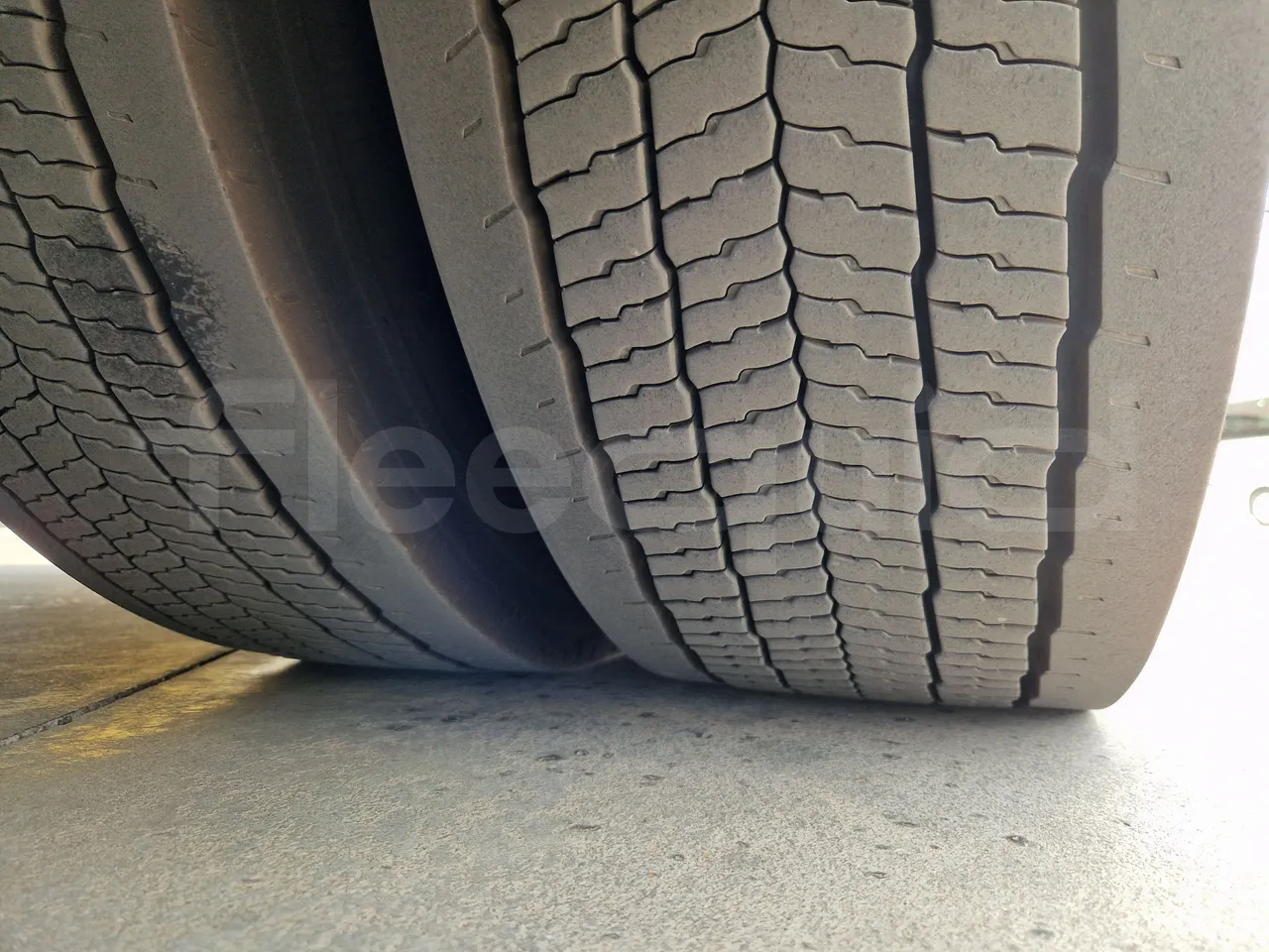 Iveco Evadys SFR130 -EUR5-279kW -11.995m - tread condition front tires left