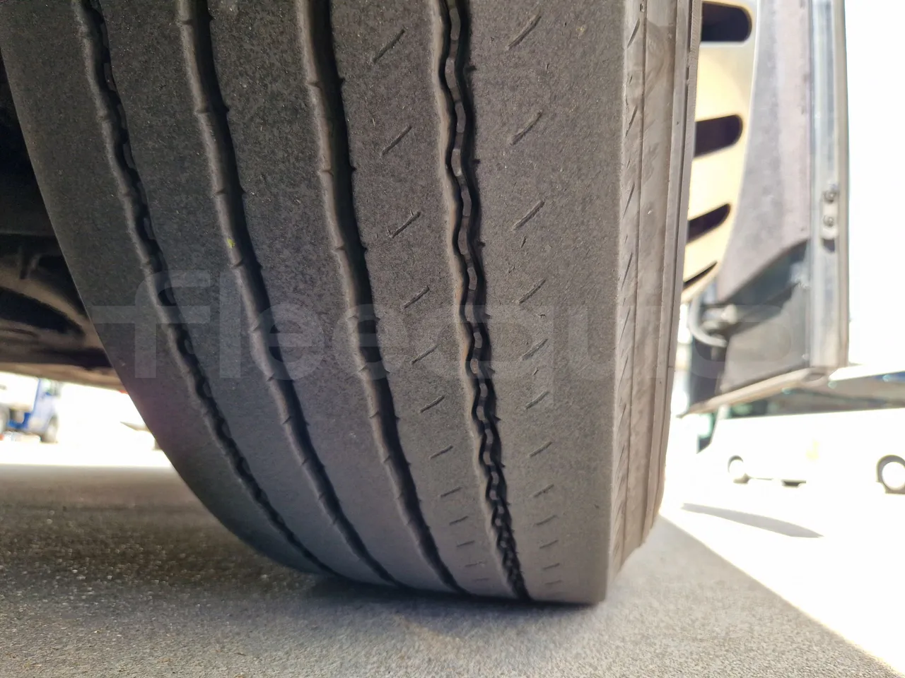 Iveco Evadys SFR130 -EUR5-279kW -11.995m - tread condition front tires right
