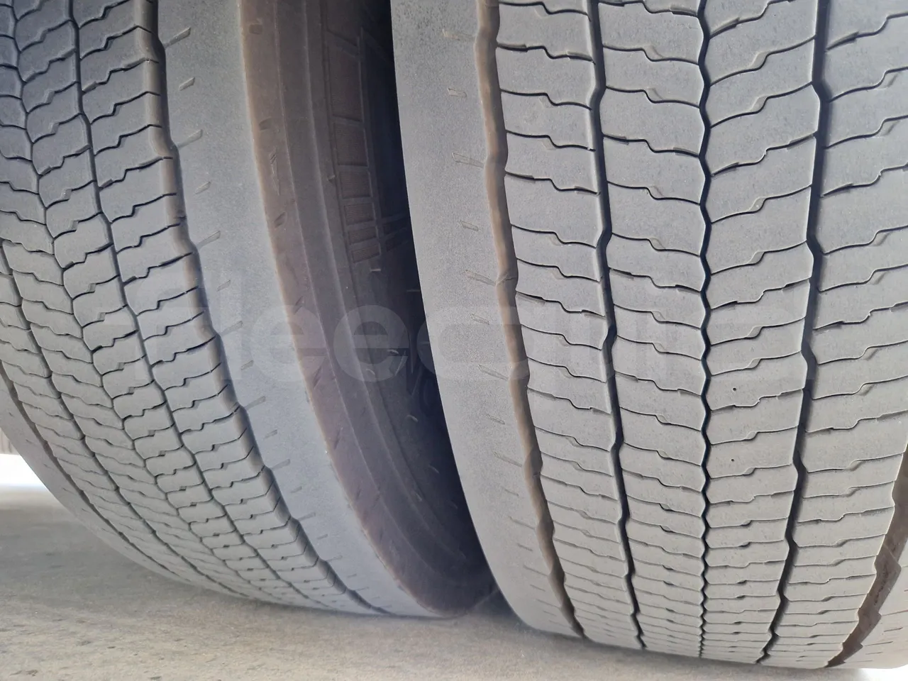Iveco Evadys SFR130 -EUR5-279kW -11.995m - tread condition second axle tires left