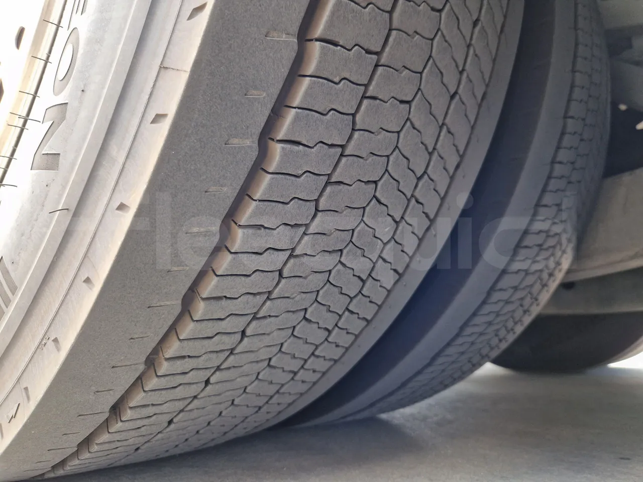 Iveco Evadys SFR130 -EUR5-279kW -11.995m - tread condition third axle tires left