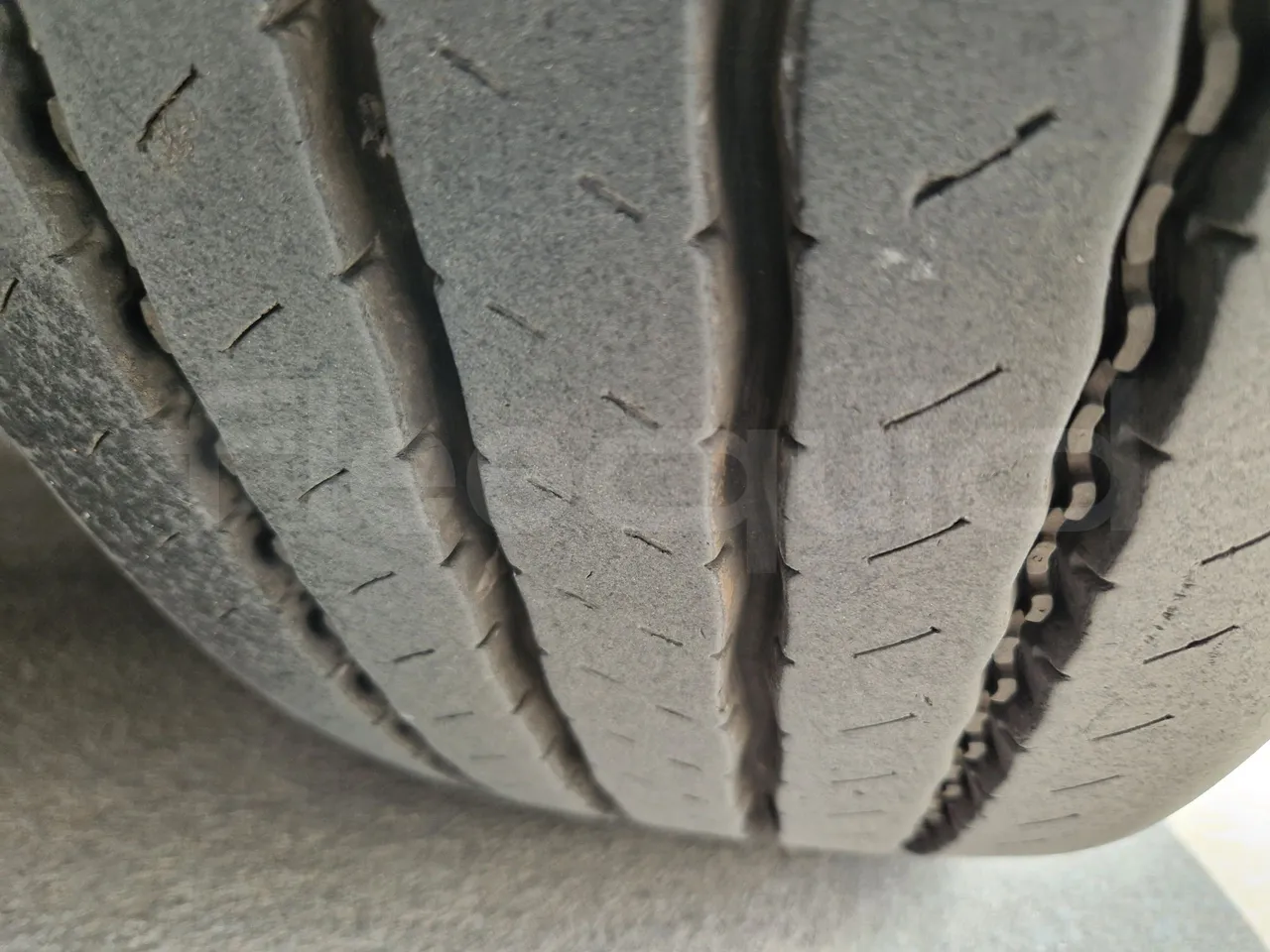 Iveco Evadys SFR130 -EUR5-279kW -11.995m - tread condition third axle tires right