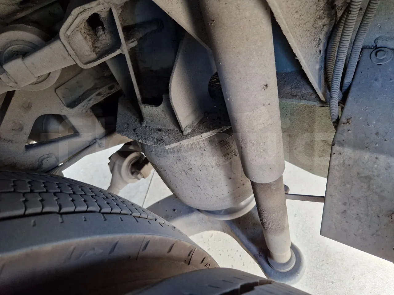 Iveco Evadys SFR130 -EUR5-279kW -11.995m - axle 2 shock absorbers 1 right