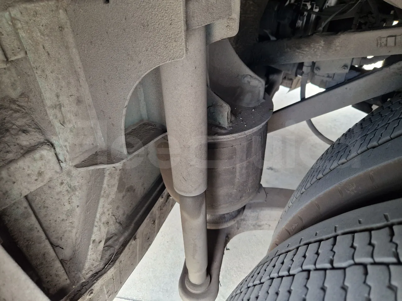 Iveco Evadys SFR130 -EUR5-279kW -11.995m - axle 2 shock absorbers 2 left