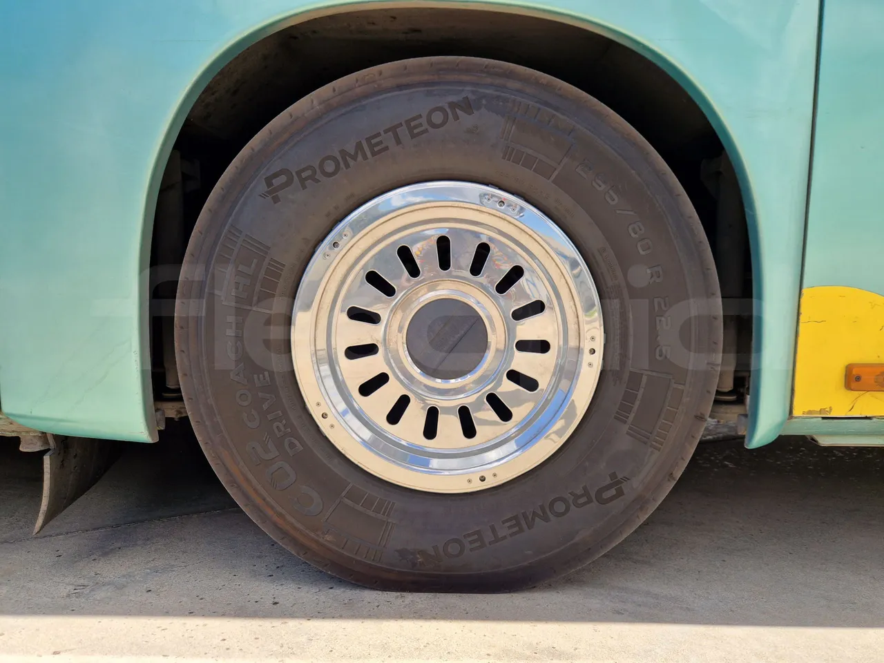 Iveco Evadys SFR130 -EUR5-279kW -11.995m - rear left tire photo