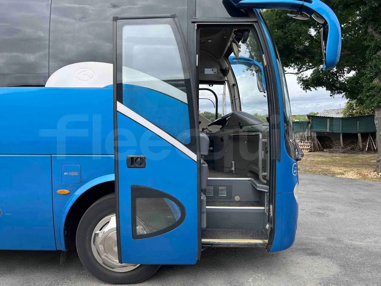 King Long XMQ6996 - Front Door Open