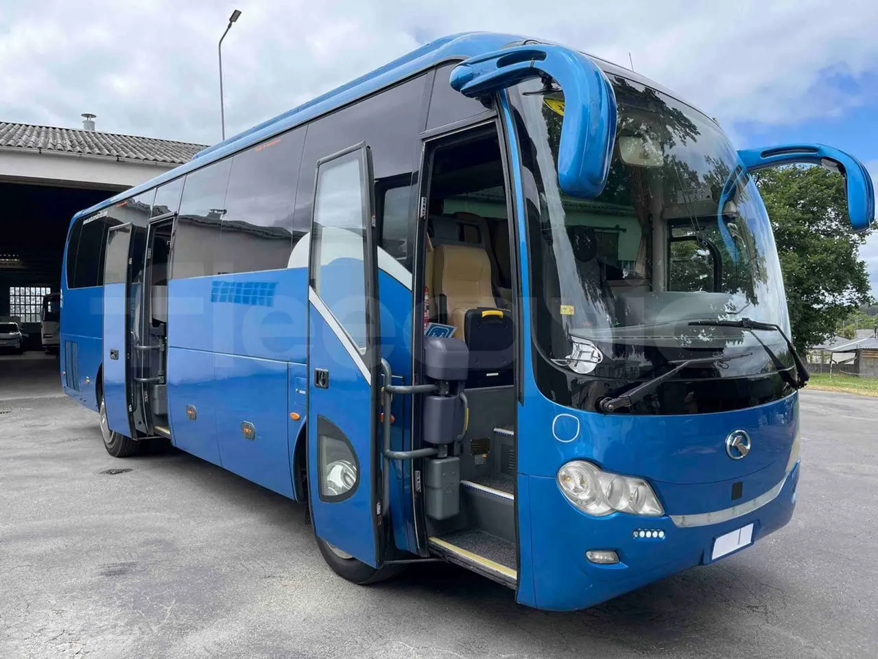 King Long XMQ6996 - 3/4 Front Right Side Doors Open