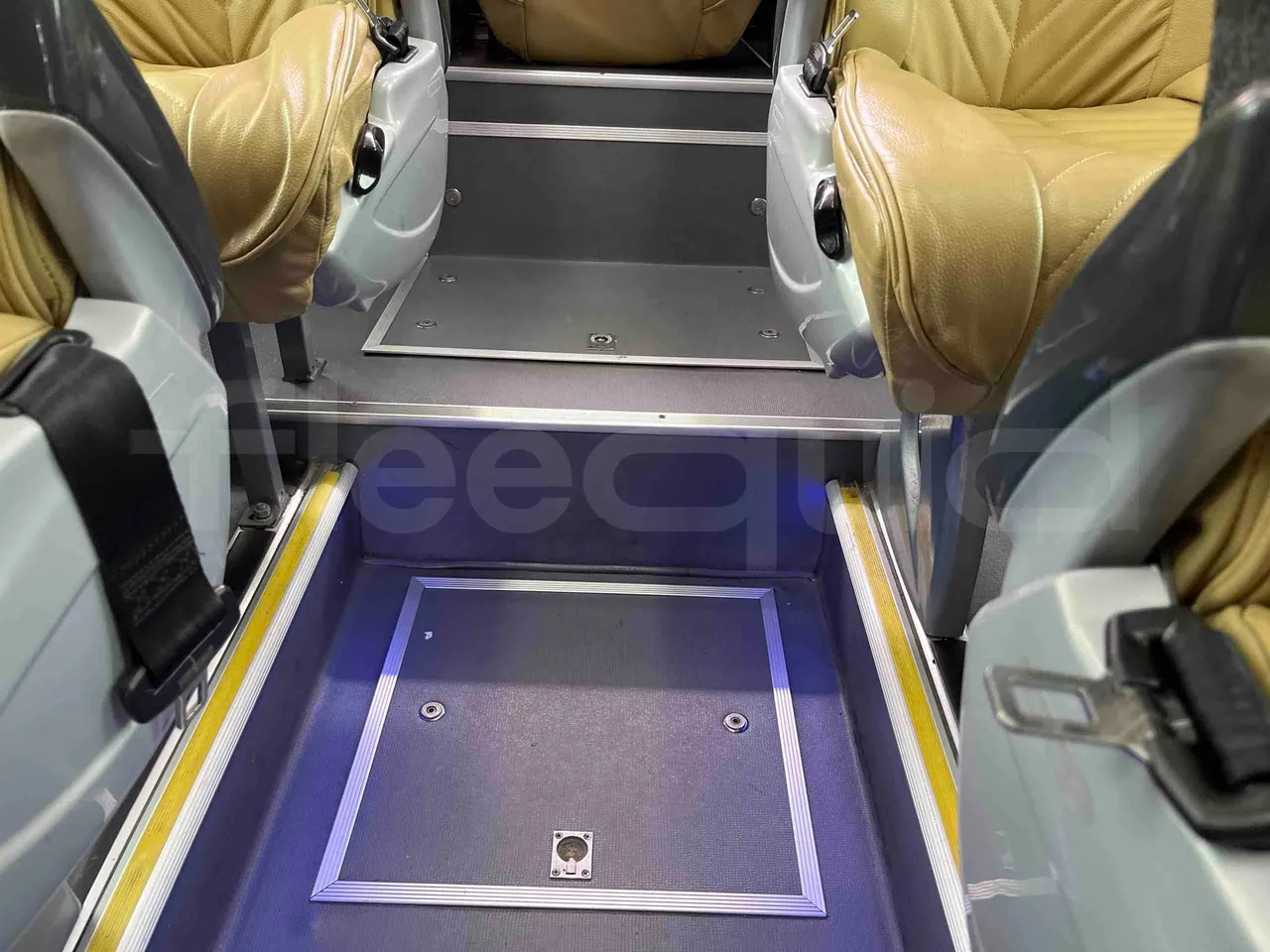King Long XMQ6996 - floor hatches photo