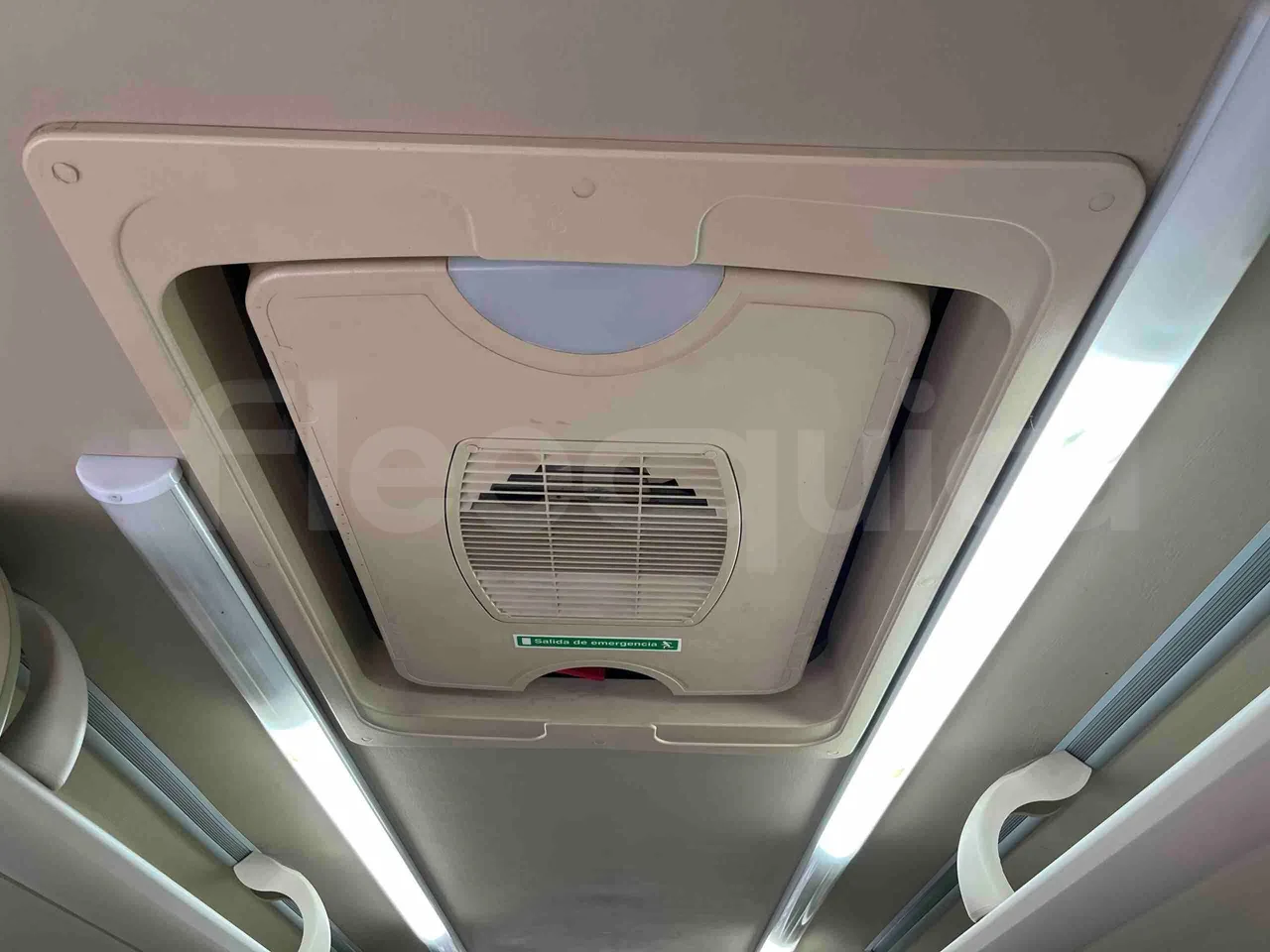 King Long XMQ6996 - Roof Hatch 1