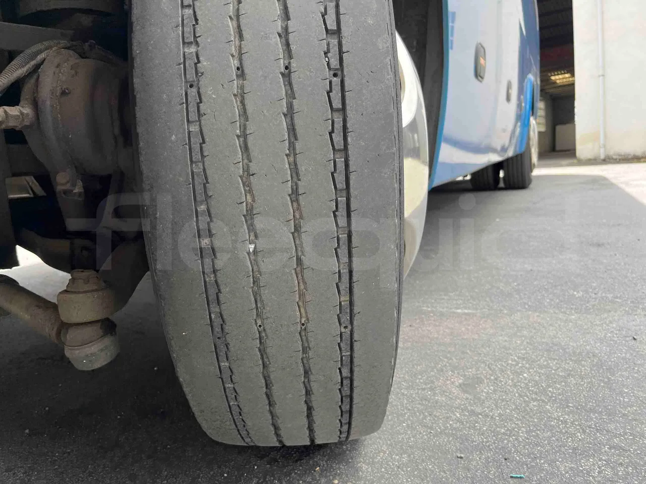 King Long XMQ6996 - Second Axle Left Side: Complete Wheel