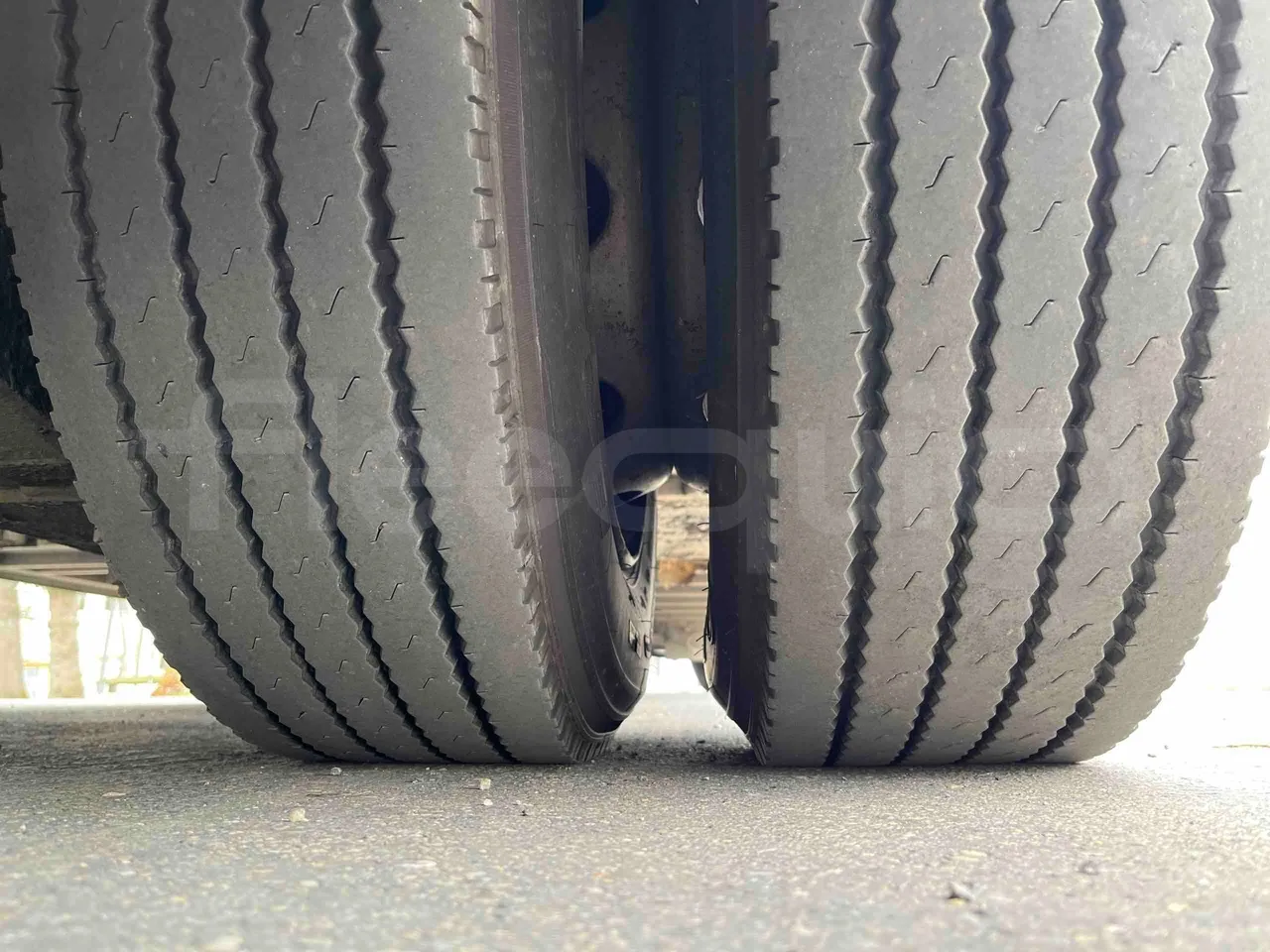 King Long XMQ6996 - First Axle Right Side: Tyre Tread