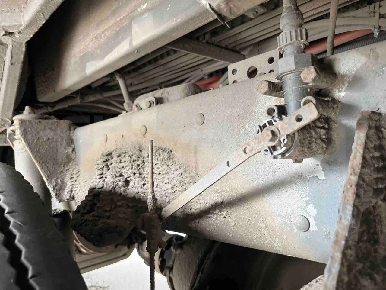 King Long XMQ6996 - Second Axle Shock Absorbers Left Side