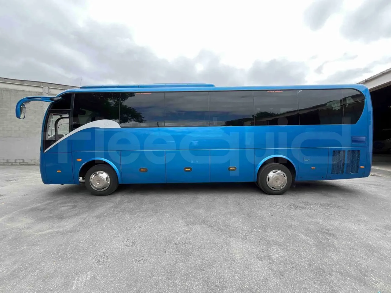 King Long XMQ6996 - Left Side