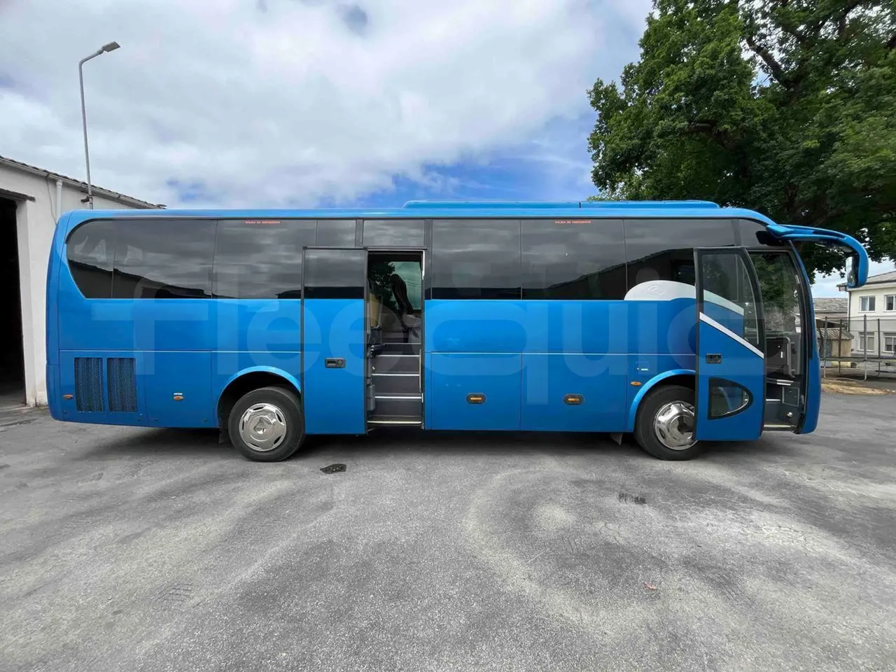 King Long XMQ6996 - Right Side Doors Open