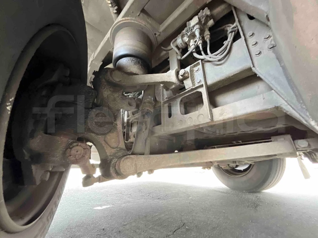 King Long XMQ6996 - First Axle Left Side