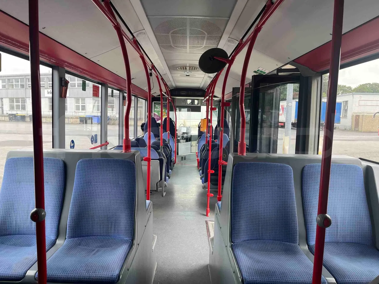 Mercedes-Benz Citaro G - forward view middle aisle
